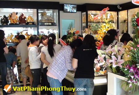 Không khí mua sắm mỗi dịp khuyến mãi tại Vật Phẩm Phong Thủy