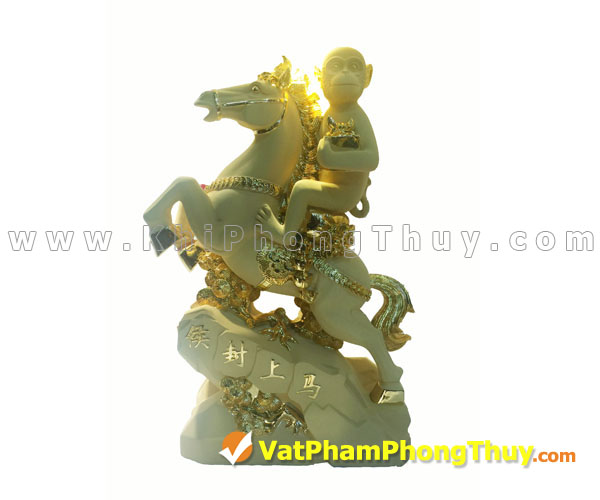 Khỉ ôm túi vàng cưỡi ngựa trên núi