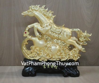 g114a-ngua-vang-phi-tren-ho-lo