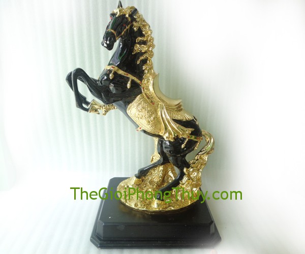 Ngựa Đen Yên Vàng mang lại tài lộc, công danh 