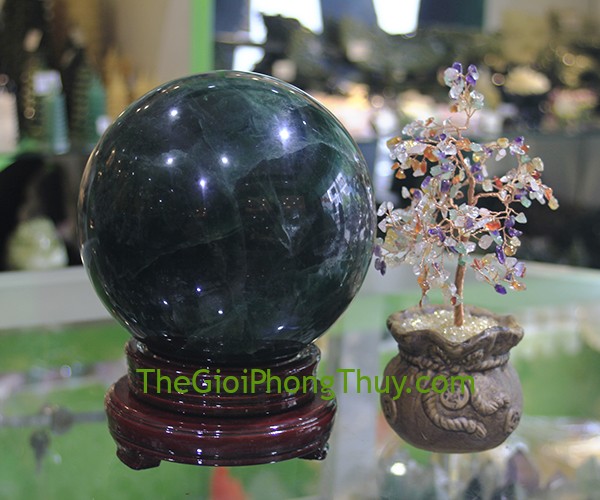 Quả cầu đá dạ quang xanh giúp mọi việc suông sẻ, may mắn 