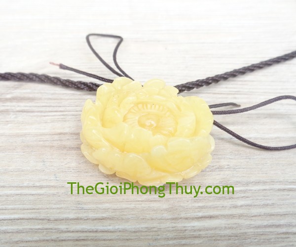 Mặt đeo cổ hổ phách Balan chạm khắc Hoa mẫu đơn  mang lại tài lộc, may mắn