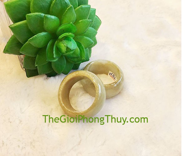 Nhẫn trơn bản to ngọc Phỉ Thúy mang lại may mắn, sức khỏe 