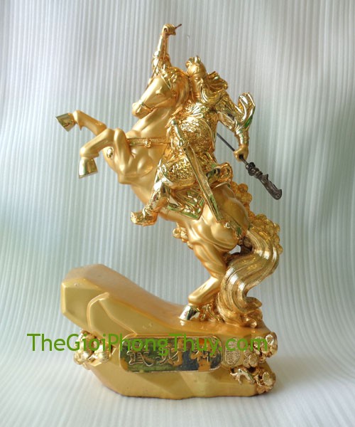 Quan công vàng cưỡi ngựa lớn giúp kinh doanh thuận lợi 