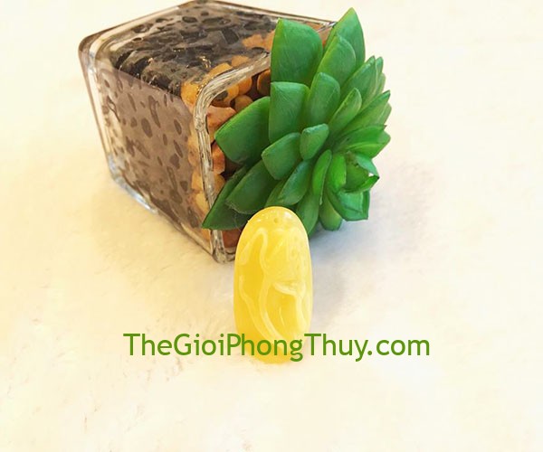 Mặt đeo cổ hổ phách Balan chạm khắc hoa sen mang lại tài lộc, may mắn