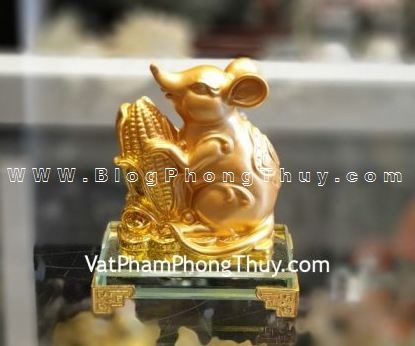 TM030 Chuột vàng ôm bắp vàng trên đế thủy tinh